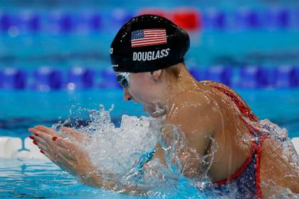 Kate Douglass bate el récord del mundo de los 50 braza