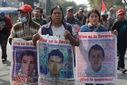 Padres de Ayotzinapa exigen retomar investigación de los 43 a doce años de su desaparición