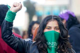 Cientos de mujeres marchan en Bogotá para defender el derecho al aborto en Colombia