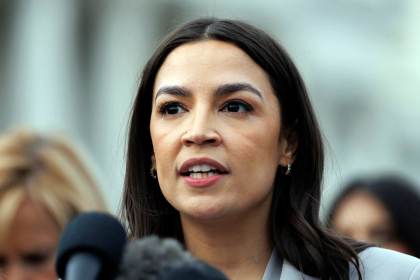 Ocasio-Cortez exige a gran almacén que no ceda sus estacionamientos a ICE tras tiroteo