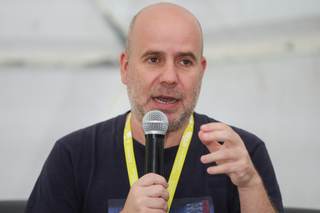 El podcastero español Javier Peña cree que la literatura oxigena frente al ruido digital