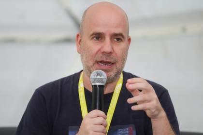 El podcastero español Javier Peña cree que la literatura oxigena frente al ruido digital