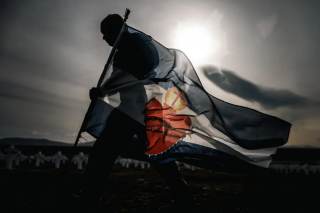 Volver a Malvinas 44 años después: un viaje entre trincheras, tumbas y heridas abiertas