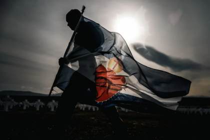 Volver a Malvinas 44 años después: un viaje entre trincheras, tumbas y heridas abiertas
