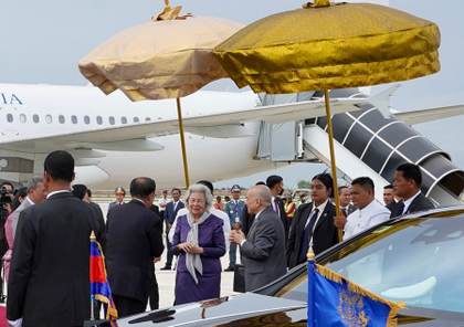 El rey de Camboya, Norodom Sihamoni, regresa a Nom Pen tras tratarse de cáncer en China