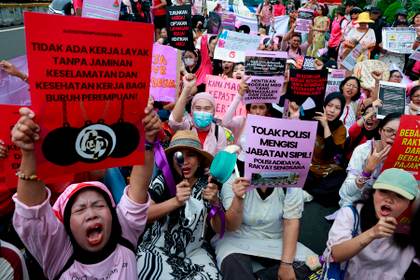Un grupo de mujeres protagonizan nueva protesta en Yakarta contra la gestión de Prabowo