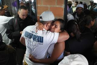 La comunidad colombiana de La Pedregosa despide a los muertos en ataque de la Panamericana