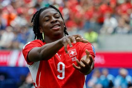 Manzambi, la sensación suiza que quiso ser arquero y ahora es comparado con Ballack