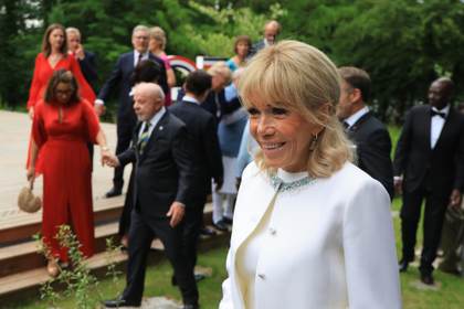 Brigitte Macron y las parejas de los líderes del G7 debaten con escolares sobre la IA