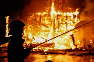 València lanza al mundo un grito colectivo contra las guerras en sus Fallas más pacifistas