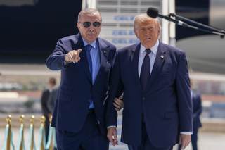Trump critica a aliados europeos por no ayudar a EE.UU. en Irán y cuestiona gasto en OTAN