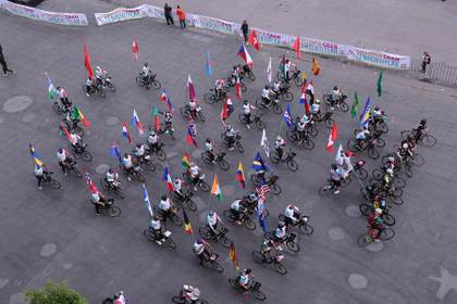 Protestan contra "limpieza social" por ciclovía rumbo al Mundial en Ciudad de México