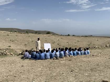 Las clases sin aulas, las escuelas imposibles de miles de niños de Afganistán