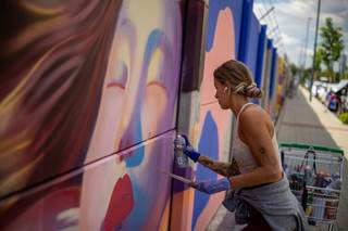 Muralistas pintan en aerosol un larguísimo muro de 700 metros en Praga