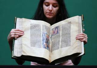 Un manuscrito que narra la historia del rey Arturo se vende por 2,6 millones de euros