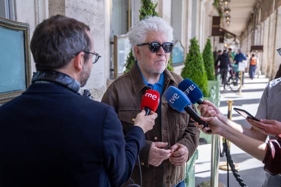 Almodóvar cree que Cannes será "el altavoz contra las guerras" que los Óscar no fueron