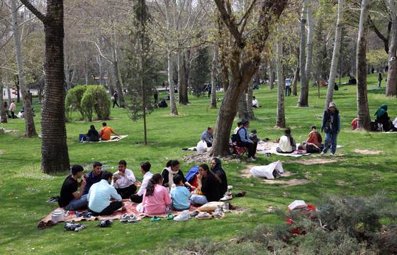 Los iraníes celebran su Día de la Naturaleza en los parques, a pesar de la guerra