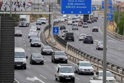 La AIE recomienda más teletrabajo y menos viajes de avión para reducir demanda de petróleo