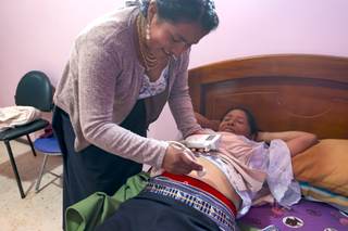 Parteras indígenas de Cotacachi en Ecuador reivindican con una escuela su ancestral oficio