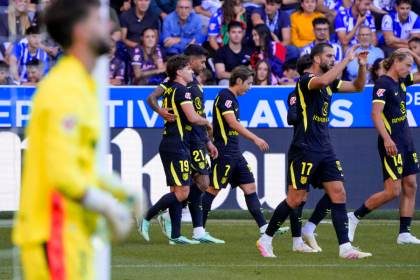 1-2. El Atlético tira de paciencia y suma tres puntos ante un Alavés en inferioridad