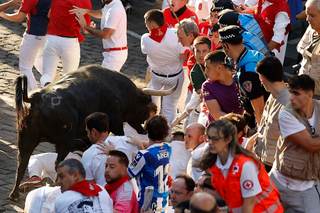 Dos corneados en el último encierro de los sanfermines, accidentado y peligroso