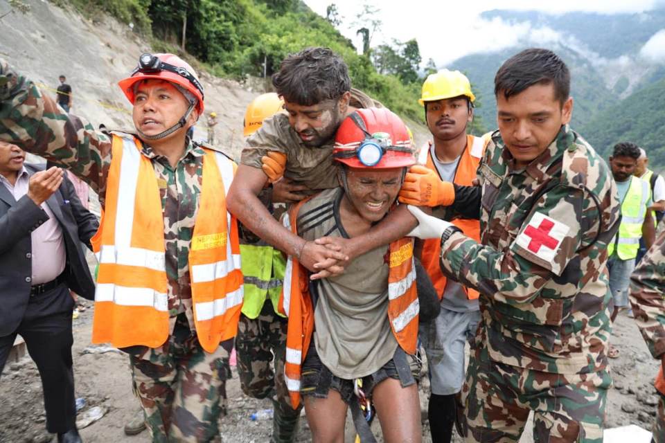 Rescatan a dos trabajadores de un túnel en Nepal y aseguran que hay más supervivientes