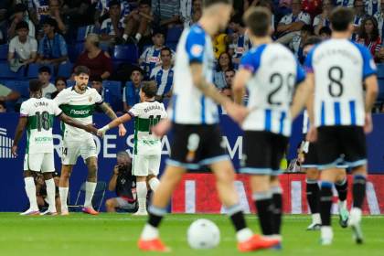 1-3. El Elche engulle al Espanyol pese a jugar con diez desde el minuto seis