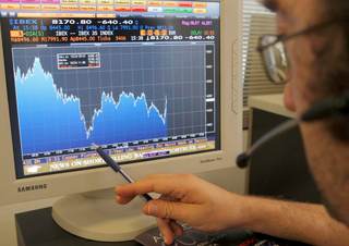 La mayoría de las bolsas europeas registra pequeñas caídas mientras el crudo sube el 7 %