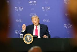 Trump afirma que Ormuz está abierto y plantea asociarse con Irán para extraer uranio