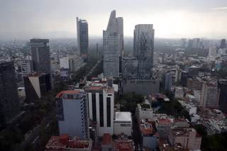 México pierde atractivo por los trámites que frenan la inversión, advierten especialistas