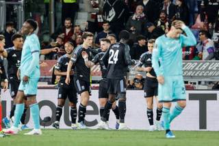 1-3. Watkins y 'Dibu' acercan al Aston Villa a las semifinales