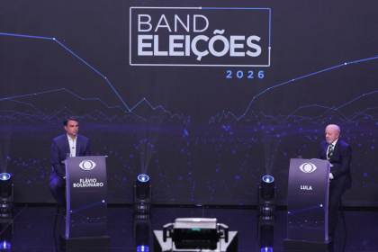 Lula y Flávio Bolsonaro chocan en debate por las sospechas de corrupción de sus entornos