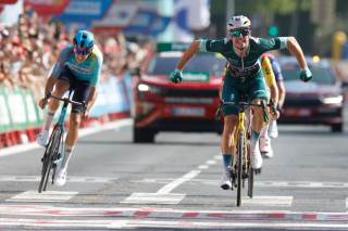 Segundo sombrerazo de Van Aert en Córdoba; Enric Mas sigue de rojo