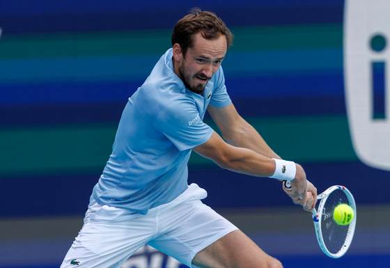 Medvedev se ve forzado a remontar para clasificar a la tercera ronda de Miami