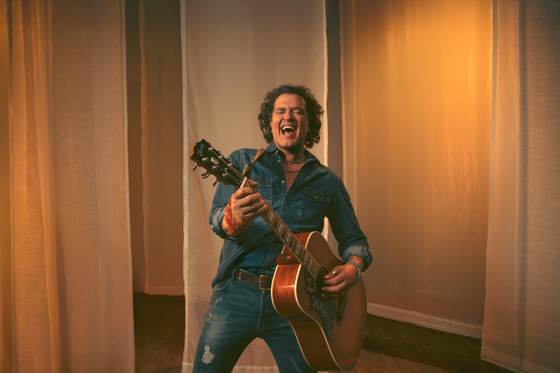 Carlos Vives lanza 'El último disco Vol.1', grabado en vivo y con toda la banda