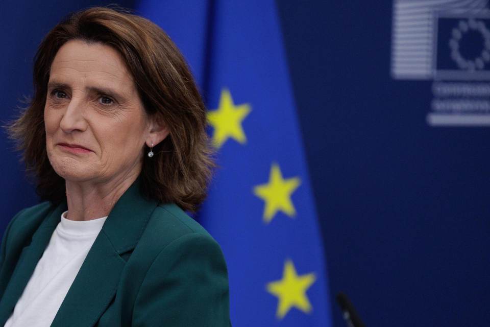 Bruselas impone a Meta dar acceso gratuito provisional a WhatsApp a chatbots de IA rivales