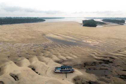 Barcos encallados y comunidades aisladas ante la drástica bajante del río Negro en Brasil