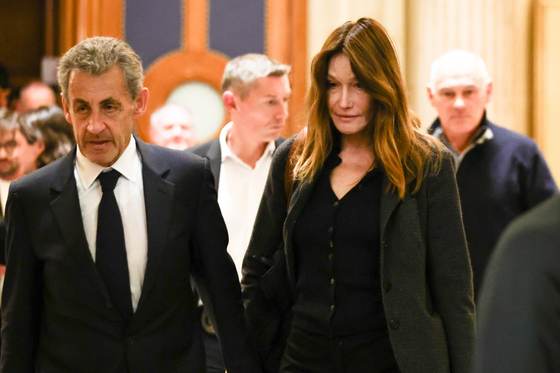 Sarkozy promete responder "con la verdad" a las víctimas de un atentado libio