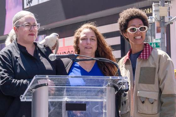 Artista cubana da un micrófono a Nueva York y alerta de "libertad de expresión en peligro"