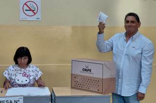 El cómico Carlos Álvarez es el primer candidato presidencial de Perú en votar