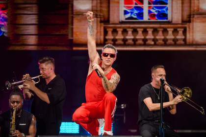 Robbie Williams revoluciona con grandes éxitos y espíritu futbolero al público de Sevilla
