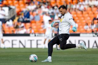 El Valencia ejecuta la cláusula de ampliación contractual de Dimitrievski hasta 2028