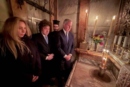 Milei reza por el papa Francisco en el Santo Sepulcro en el aniversario de su muerte