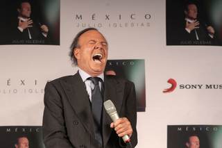 Julio Iglesias demanda a un diario español por "montaje" sobre sus abusos sexuales