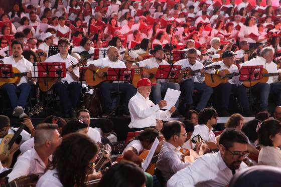 Miles de voces y guitarras recuerdan a Víctor Jara junto al Cementerio General de Santiago