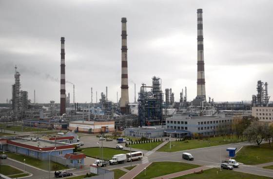 El brent sube menos del 3 % hasta 107,5 dólares pese a crecer la tensión en Oriente Medio