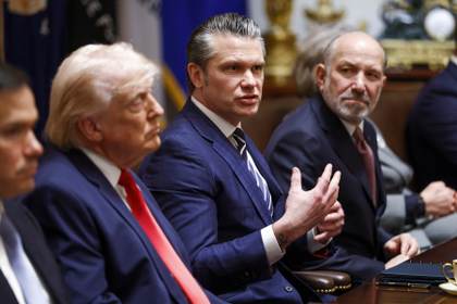 Secretario de Guerra de EEUU advierte al resto de países que deben "dar la cara" en Ormuz