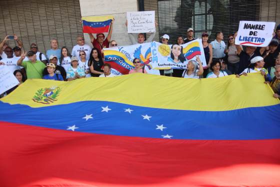 Opositores exigen que se permita el regreso de Machado a Venezuela y elecciones en 2027