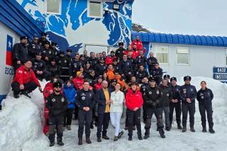 Chile celebra matrimonio de científicos en la Antártica como "acto soberano"