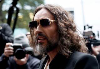 La fiscalía tacha a Russell Brand de "depredador sexual despiadado" al arrancar el juicio